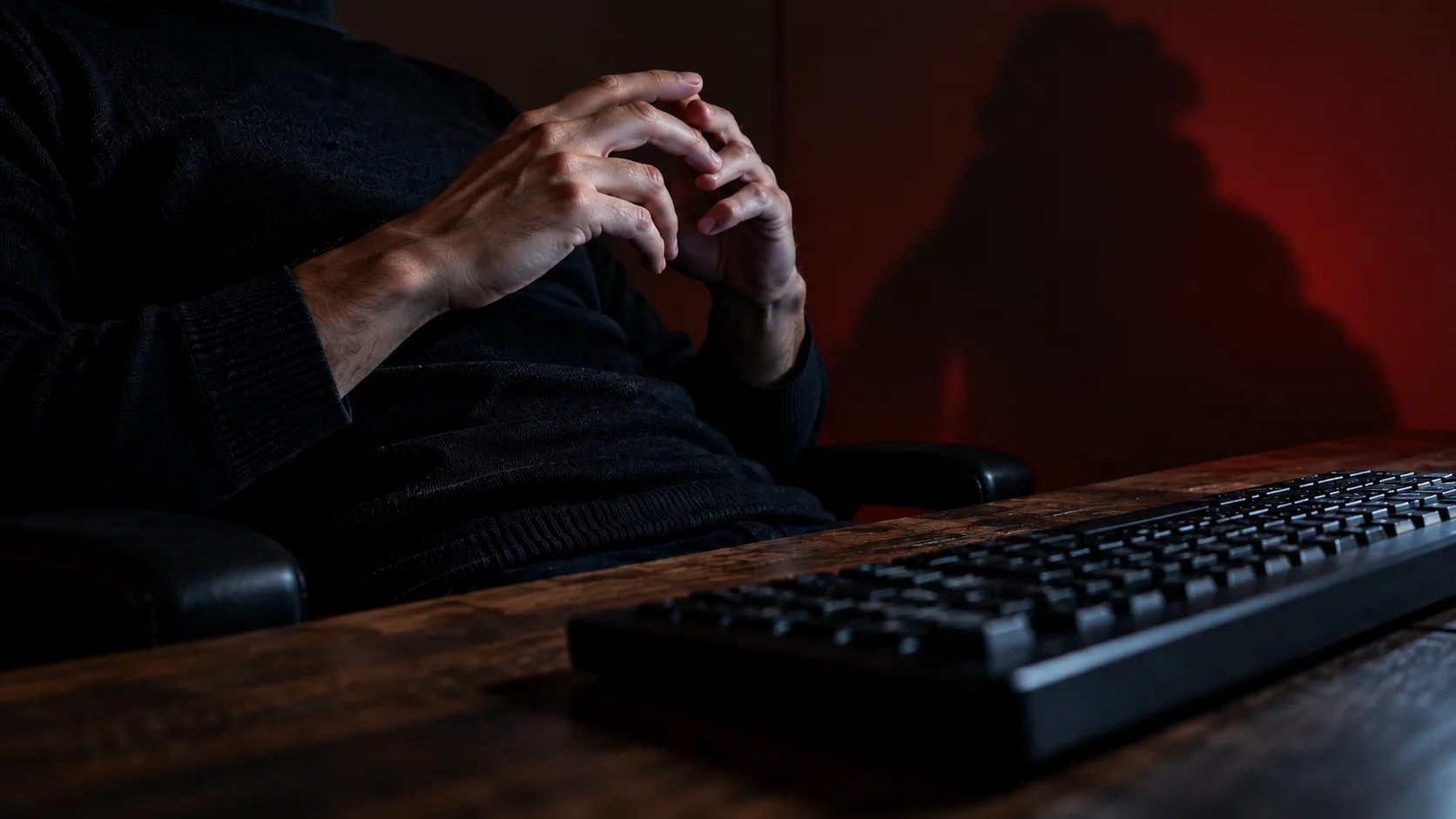キーボードから手を離し、開発の進め方を考え直す姿